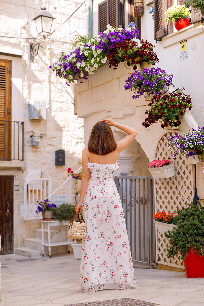 larisa costea, larisa style,larisa in italy, fashion blogger, travel blogger,fashion blog, travelblog,italy, italia,puglia, polignano a mare,polignano, summer in italy, may 2018,holiday,summer, vacation,summmer dress,ever pretty dress,long dress, white dress, floralprint,flowers, city center,old center,centro storico, medium hair, lob cut, straw bag, handmade bag,flower in hair,red flower,ruffled dress