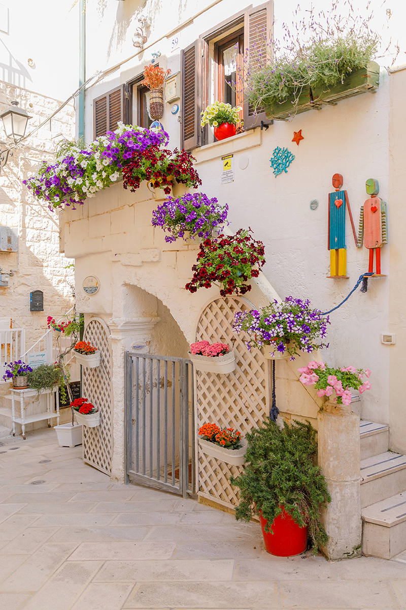 larisa costea, larisa style,larisa in italy, fashion blogger, travel blogger,fashion blog, travelblog,italy, italia,puglia, polignano a mare,polignano, summer in italy, may 2018,holiday,summer, vacation,summmer dress,ever pretty dress,long dress, white dress, floralprint,flowers, city center,old center,centro storico, medium hair, lob cut, straw bag, handmade bag,flower in hair,red flower,ruffled dress