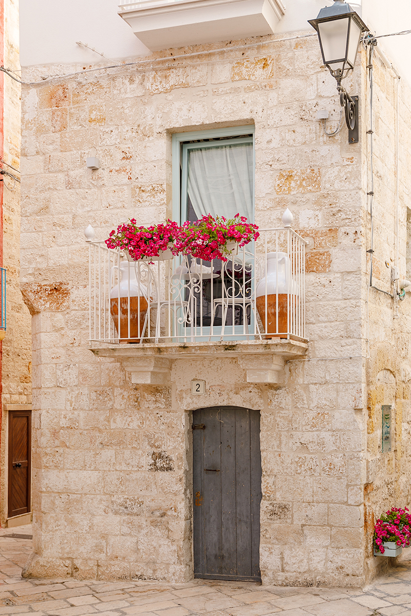 larisa costea, larisa style,larisa in italy, fashion blogger, travel blogger,fashion blog, travelblog,italy, italia,puglia, polignano a mare,polignano, summer in italy, may 2018,holiday,summer, vacation,summmer dress,ever pretty dress,long dress, white dress, floralprint,flowers, city center,old center,centro storico, medium hair, lob cut, straw bag, handmade bag,flower in hair,red flower,ruffled dress