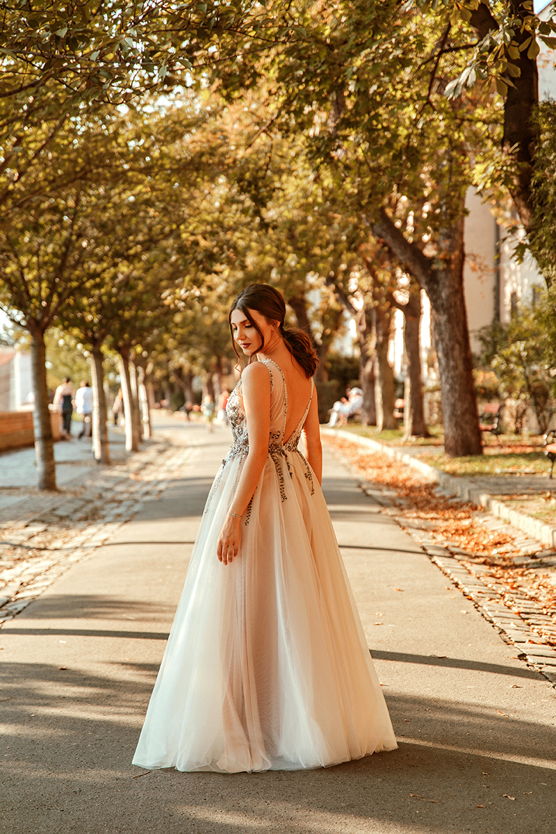 larisa costea, larisa style, laris ain budapest, chain bridge, danube, dunare, budapesta, city break, oana nutu, wedding dress, wedding gown, fall winter collection, fall, fall inspired, rochie inspirata de toamna, rochie de mireasa, mireasa, rochie pentru nunta toamna, old car. vintage car, fall, autumn, leaves, autumn colours, view to the parliament, budapest parliament, Széchenyi Lánchíd,