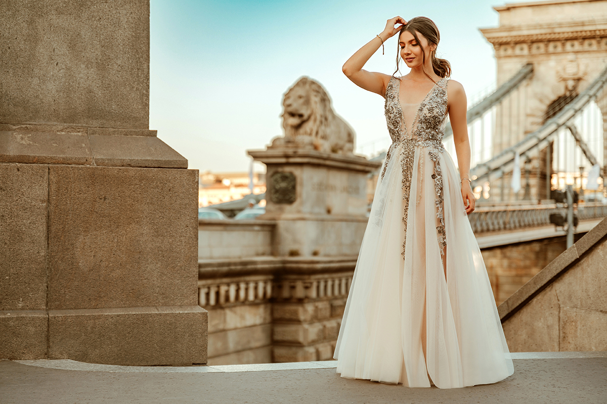 larisa costea, larisa style, larisa in budapest, chain bridge, danube, dunare, budapesta, city break, oana nutu, wedding dress, wedding gown, fall winter collection, fall, fall inspired, rochie inspirata de toamna, rochie de mireasa, mireasa, rochie pentru nunta toamna, old car. vintage car, fall, autumn, leaves, autumn colours, view to the parliament, budapest parliament, Széchenyi Lánchíd,