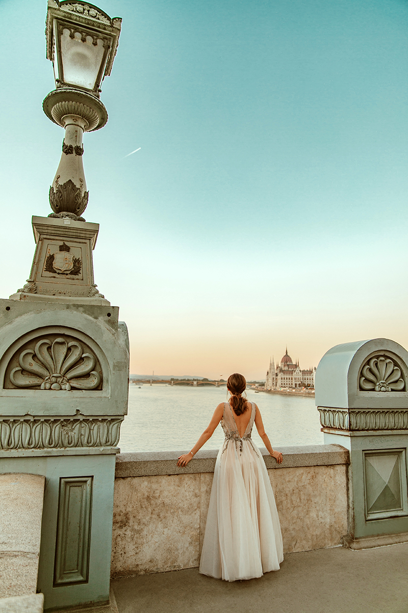 larisa costea, larisa style, laris ain budapest, chain bridge, danube, dunare, budapesta, city break, oana nutu, wedding dress, wedding gown, fall winter collection, fall, fall inspired, rochie inspirata de toamna, rochie de mireasa, mireasa, rochie pentru nunta toamna, old car. vintage car, fall, autumn, leaves, autumn colours, view to the parliament, budapest parliament, Széchenyi Lánchíd,