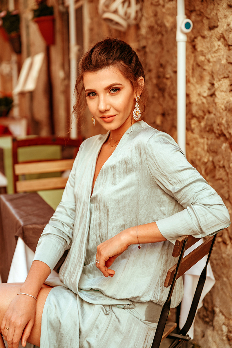 larisa costea,larisa costea blog, fashion blogger,blogger, online shop, romanian designer, designer roman,la maison de confiance, benjamin franklin 7, showroom, magazin online,haine,rochii,rochei matase, silk dress, minty silk dress,crepe, wrap dress, sicily, travele, travel fashionista, fashion travels, gold sandals, vespa, italian streets, sicily, sicilia,ortigia, siracusa, oldarchitecture,fashion,oots, what to wear,sping outfit, summer outfit, up do, boreally earrings,jessica buurman sandals, outfit, ootd, cocktail look, inpo, inspiration