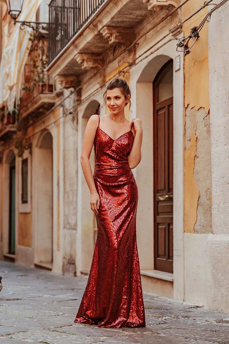 larisacostea,larisacosteablog, fashion blog, travelblog,lifestyle, ortigia,siracusa, sicilia, sicily, island of ortigia,ortigia old center,ever pretty,sequined dress,sequins,dark red dress, red dress, long dress,party dress,ball dress,wedding guest dress, up do, hair up, italy,italia, bella italia, elegant look, what to wear,outfit inspiration,visit italy, larisa in sicily,larisa in italy