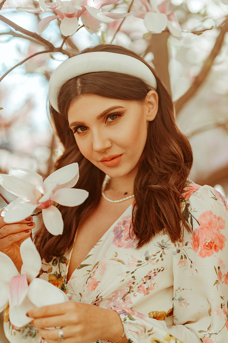 larisa costea, larisa costea blog, larisa costea style, magnolias, magnolii, magnolii din bcuuresti, magnolie drept, facultatea de drept, rochi cu print floral, copaci infloriti, blossom trees, sping, april, 2019, sping 2019, magnolia trees, most beautiful magnolias, cele mai frumoase magnolii din bucuresti, flower print dress, chicwish, long dress, rebecca minkiff, shopbop, white boots, booties, ankle boots, white headband, ana dumitru, velvet headband, prada, headband trend, pearls, pearl necklace, girl and flowers