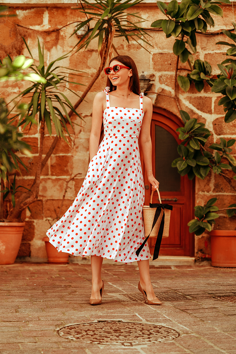 larisa costea, larisa costea blog, fashion blog, travel blog, traveler, fashionista, ootd, outfit inspiration, what to wear, spring outfit, summer outfit, dress, retro cut, retro dress, feminine dress, midi dress, polka dots, rochie, rochie de zi, rochie midi, rochie cu buline, la maison de confiance, showroom, online shop, buline rosii, red dots, white dress, rochie alba cu buline, chania, crete, creta, streets of chania, narrow streets, old city, center, nude stilettos, bucket bag, basket bag, straw bag, retro sunglasses, epica, tezyo, kurt geiger, outfit of the day, style, fashion