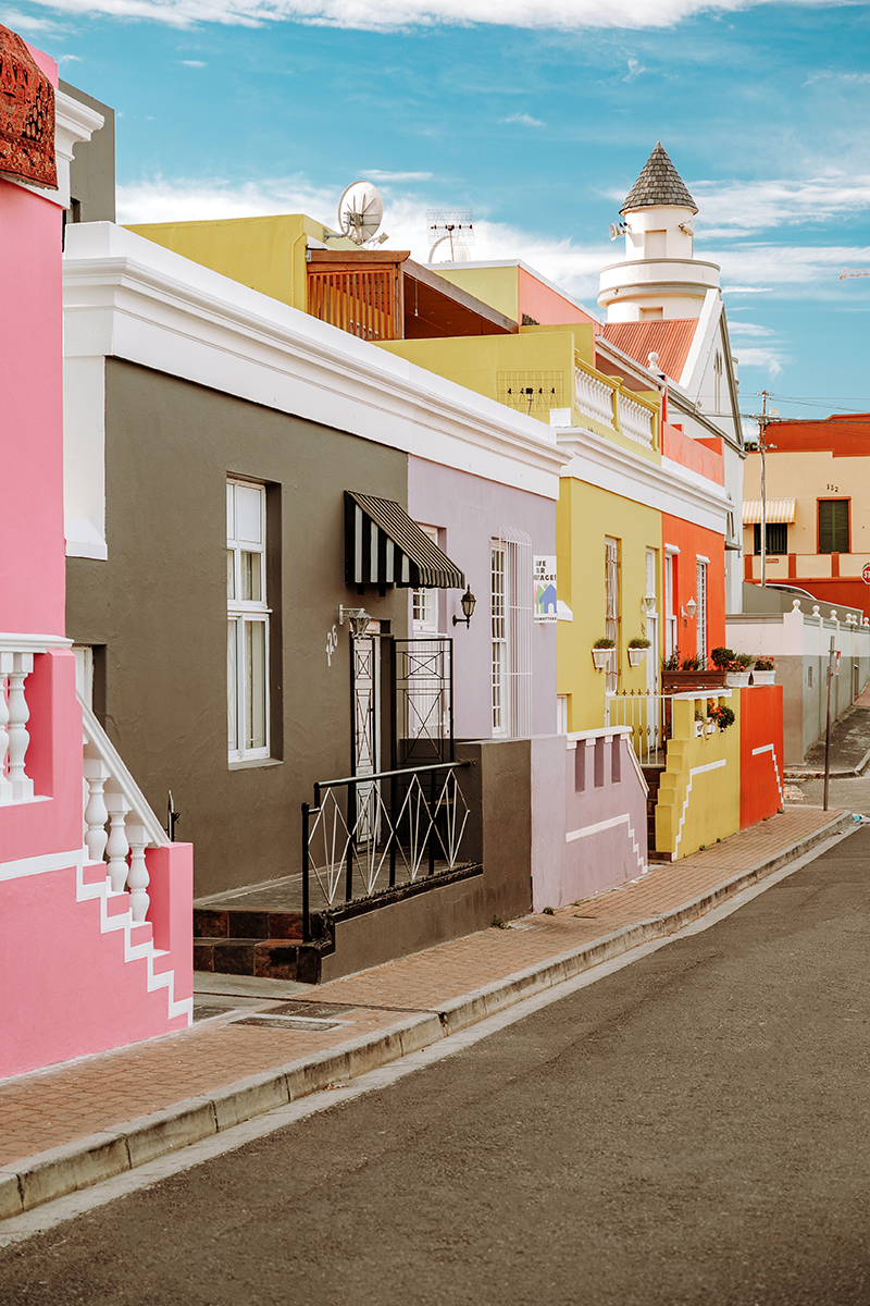 larisa costea,larisa costea blog, fashion blog, travel blog, traveler, cape town, bo-kaap, neighbourhood, colourful buildings, rainbow buildings, vintage car, chicwish floral top,floralprint, chic top, vintage jeans, chic look,outfit, cult gaia, bamboo bag, white sandals, sam edelman, best vacation, best destination, south africa 