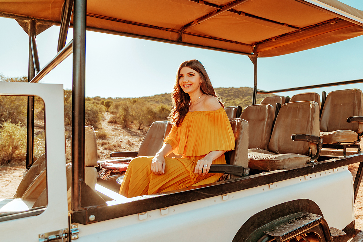 larisa costea, larisa costea blog, larisa style, larisa in south africa, south africa, africa de sud, destinatie de vis, 2019, vacation, best vacation, holiday, best hotels, paradise, giraffes, giraffe, yellow dress, pleates dress, chicwihs, long dress, shopbop, madewell, blogger, travel blogger, traveler, fashion clogger, lifestyle, africa, outdshoorn, animals, wild animals, buffelsdrift, buffelsdrift game lodge, game reserve, game lodge, safari