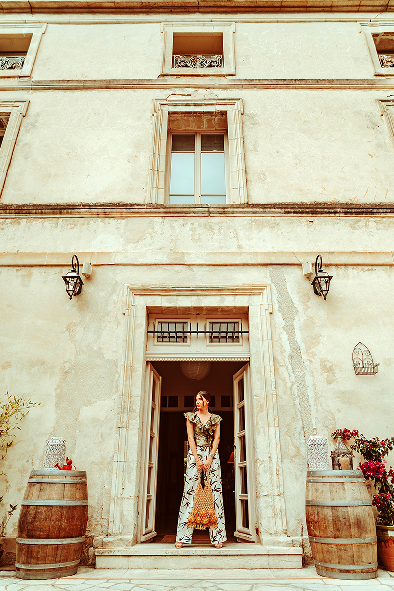 larisa costea,larisa style, larisa in provence, larisa costea blog,provencal, prvensal, au vin chambre,hotel, chambre d'hotes, best hotels, best destination, beautiful location, vacation, holiday, july 2019,lavender time, lavender perios,leandru, floral garden,provensal garden, french style, linen pants, pantaloni din in, top matase, silk top, ruffled tio, feminine cut, la maison de confiance, canicule, canicula, tinuta de vara, summer outfit, holiday style, coral earrinfs, sanna gioielli, orange, provence, france, franta, summer in france, eropean summer