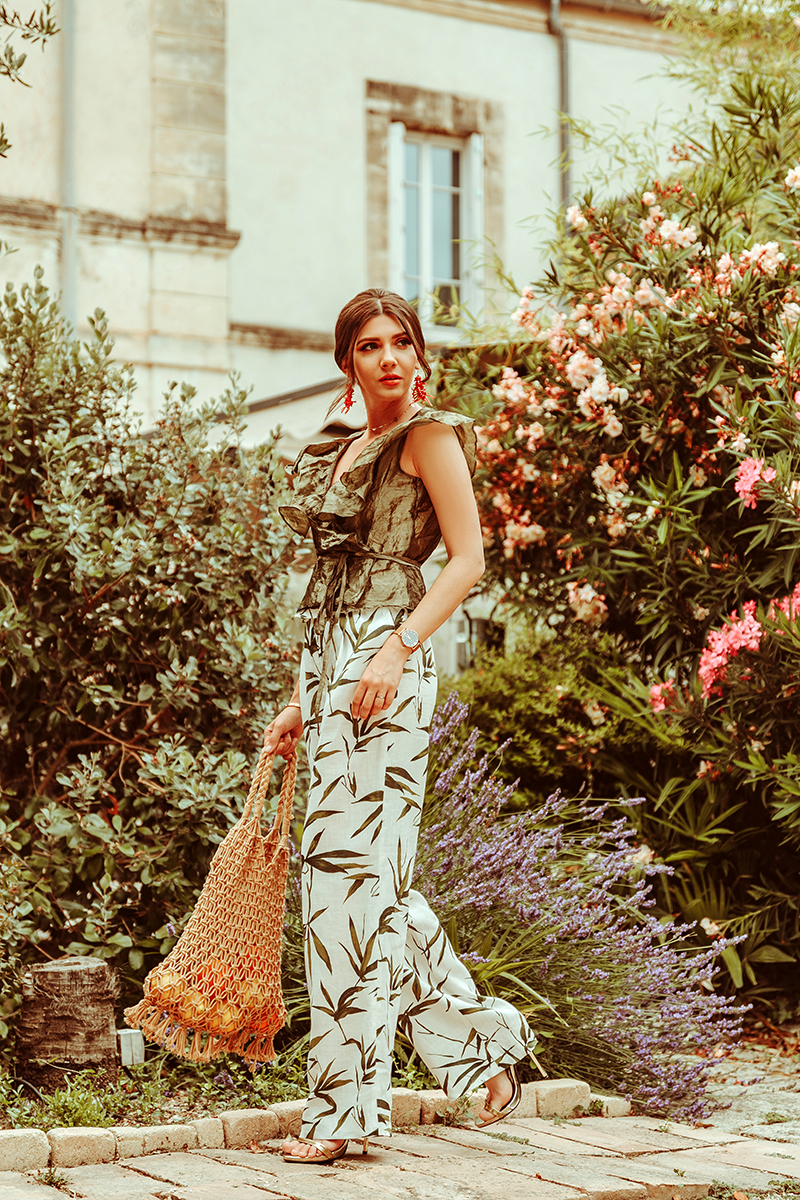 larisa costea,larisa style, larisa in provence, larisa costea blog,provencal, prvensal, au vin chambre,hotel, chambre d'hotes, best hotels, best destination, beautiful location, vacation, holiday, july 2019,lavender time, lavender perios,leandru, floral garden,provensal garden, french style, linen pants, pantaloni din in, top matase, silk top, ruffled tio, feminine cut, la maison de confiance, canicule, canicula, tinuta de vara, summer outfit, holiday style, coral earrinfs, sanna gioielli, orange, provence, france, franta, summer in france, eropean summer