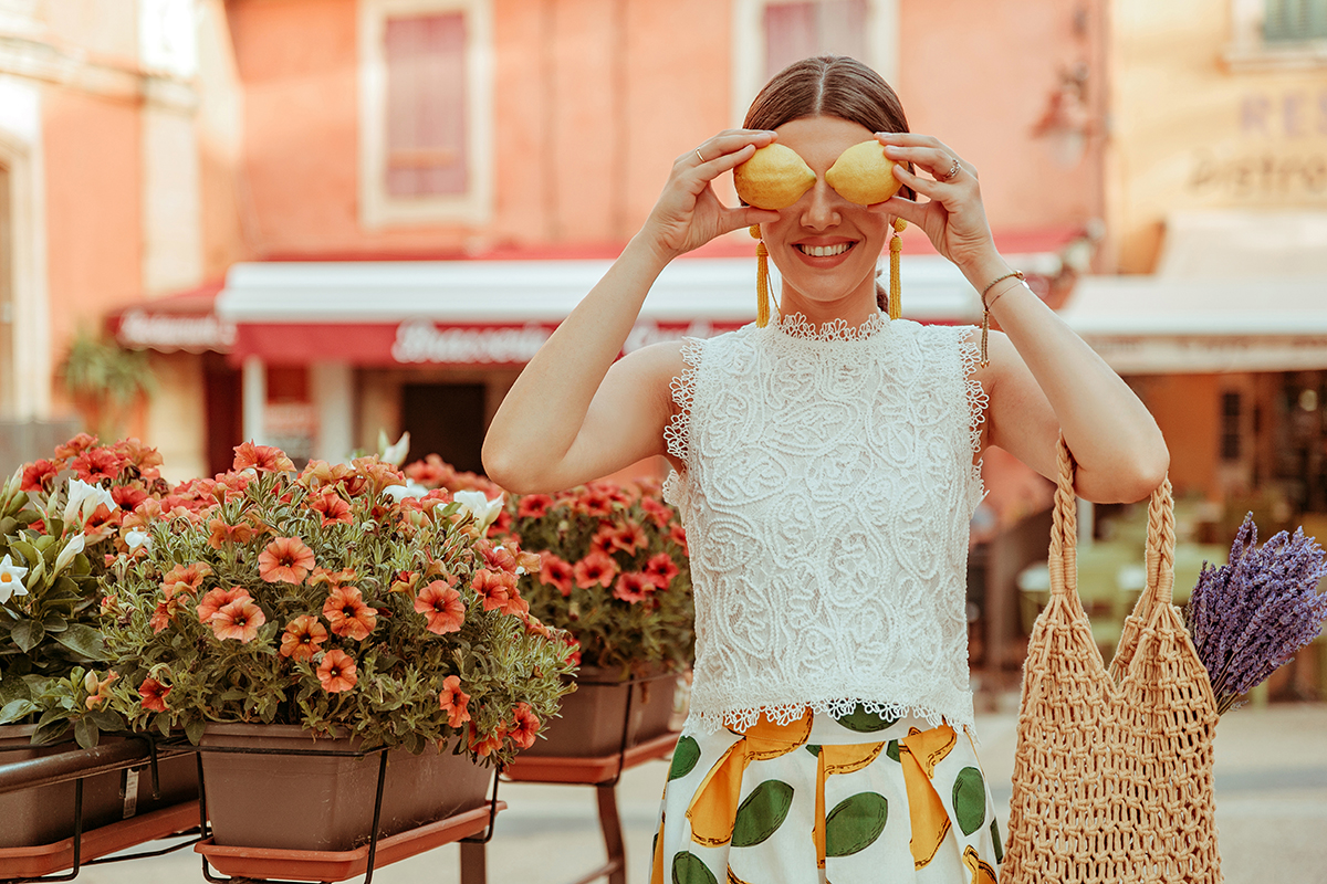 larisa costea, larisa costea blog, larisain provence,larisa style, fashion blog,travel blog, traveler, best destination, best vacation,summer 2019, rousillon,provemce, colorado provencal, canyons, red buildings,pink buildings, salmon buildings, chicwish ootd,chicwish full outfit, chicwish lace top,white lace top, a line skirt, chicwish skirt,lemon print skirt, white skirt, fruit print, lavender bouquest, straw bag, madewell, shopbop, white slides, perfect summer slides, ootd, outfit inspiration,primark earrings,yelloe earrings, bead earrings