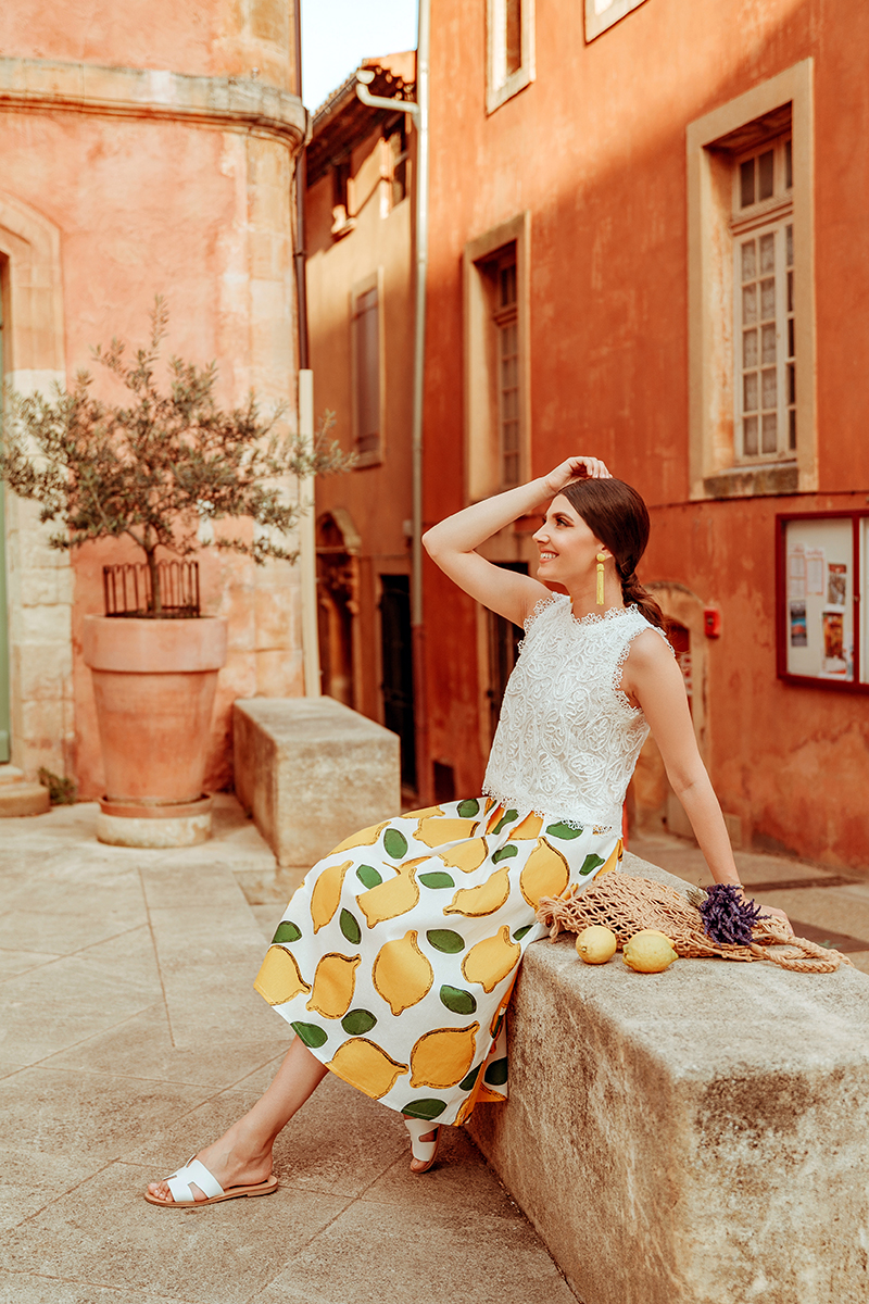 larisa costea, larisa costea blog, larisain provence,larisa style, fashion blog,travel blog, traveler, best destination, best vacation,summer 2019, rousillon,provemce, colorado provencal, canyons, red buildings,pink buildings, salmon buildings, chicwish ootd,chicwish full outfit, chicwish lace top,white lace top, a line skirt, chicwish skirt,lemon print skirt, white skirt, fruit print, lavender bouquest, straw bag, madewell, shopbop, white slides, perfect summer slides, ootd, outfit inspiration,primark earrings,yelloe earrings, bead earrings