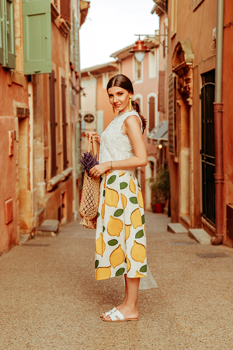 larisa costea, larisa costea blog, larisain provence,larisa style, fashion blog,travel blog, traveler, best destination, best vacation,summer 2019, rousillon,provemce, colorado provencal, canyons, red buildings,pink buildings, salmon buildings, chicwish ootd,chicwish full outfit, chicwish lace top,white lace top, a line skirt, chicwish skirt,lemon print skirt, white skirt, fruit print, lavender bouquest, straw bag, madewell, shopbop, white slides, perfect summer slides, ootd, outfit inspiration,primark earrings,yelloe earrings, bead earrings