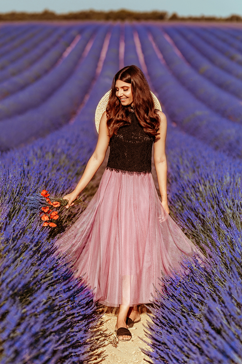 larisa costea, larisa style, larisa in provence, larisa costea blog, fashion blog, fashion blogger, travel blog, traveler, lavender fields, lavender field, purple field, provence, allemagne en provence, valensole, stone house field, drone shot of the lavender field, couple picture, chicwish, chicwish skirt, tulle skirt, lilac skirt, matching, black lace top, chicwish top, straw hat, asos, joyas slippers, joyas slides, poppies bouquet, best lavender field in provence, bloggers in provence