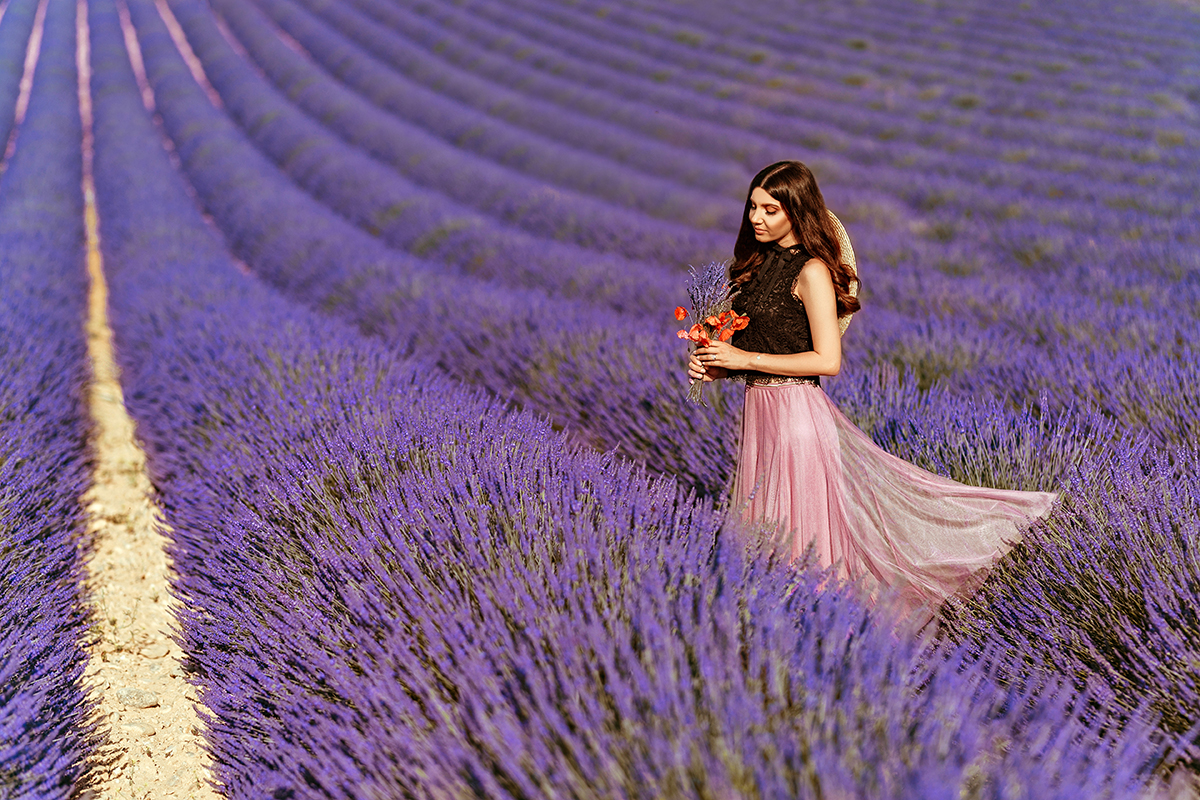 larisa costea, larisa style, larisa in provence, larisa costea blog, fashion blog, fashion blogger, travel blog, traveler, lavender fields, lavender field, purple field, provence, allemagne en provence, valensole, stone house field, drone shot of the lavender field, couple picture, chicwish, chicwish skirt, tulle skirt, lilac skirt, matching, black lace top, chicwish top, straw hat, asos, joyas slippers, joyas slides, poppies bouquet, best lavender field in provence, bloggers in provence