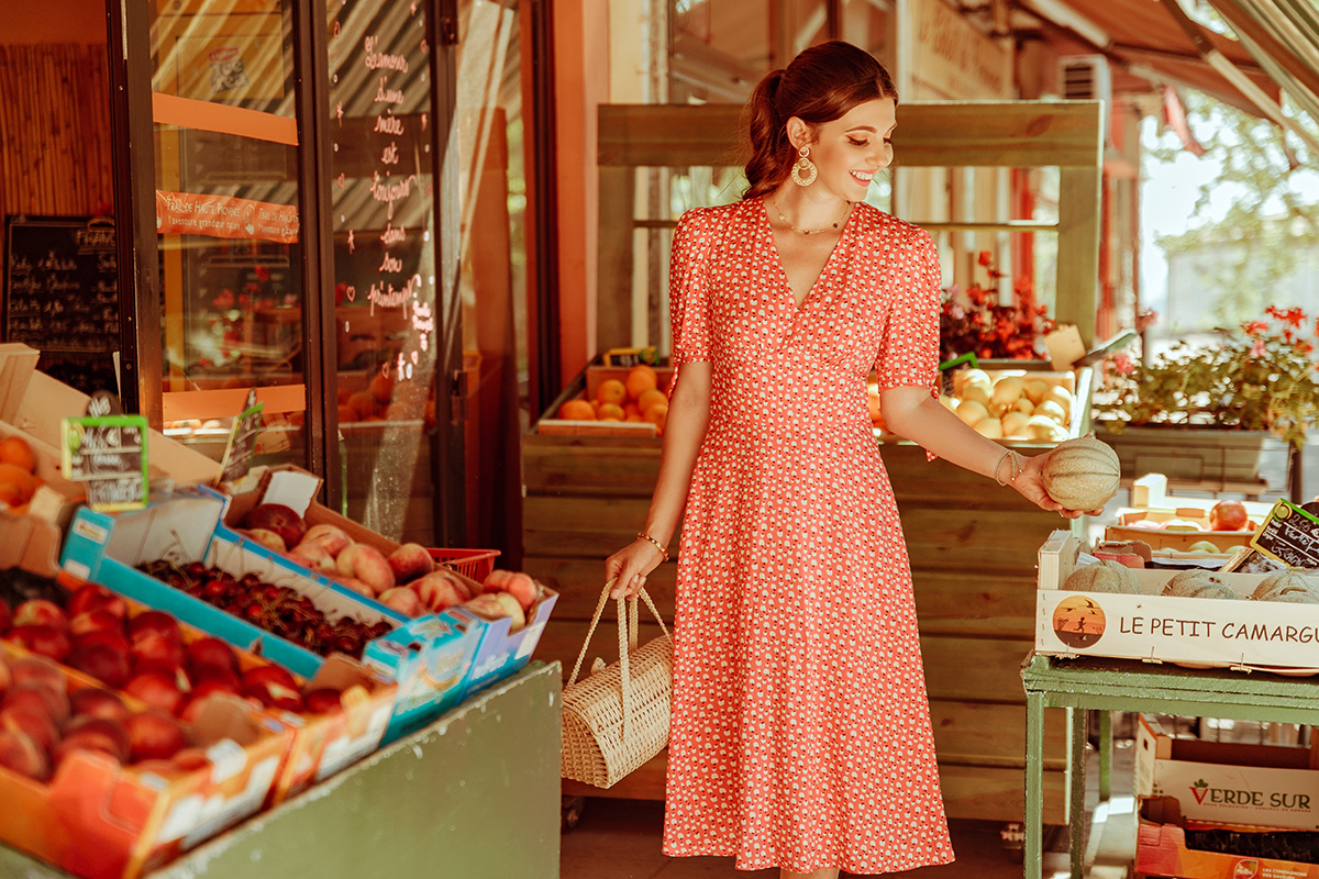 larisa costea,larisa style,larisa in provence ,larisa costea blog, fashion blog,personal style, travelblog,tarveler,provence,forcalquier,marche, ville de forcalquier, jeudi marche,fromage de chevre, miel de lavande,lavender honey,goat cheese, fruist, flowers,handmade,marchet, quiche, la maison de confiance, french chic, chic dress, midi dress, apple print dress, fruit print dress, summer dress,holiday style,best vacation,best destination, pink dress, rochie trei sferturi,rochie de vara, rochie leera, rochie de vacanta,preturi accesibile, designeri romani, white sandals, sam edelman, shopbop, straw bag,wicker bag, wicker earrings, provencal, farmer's market