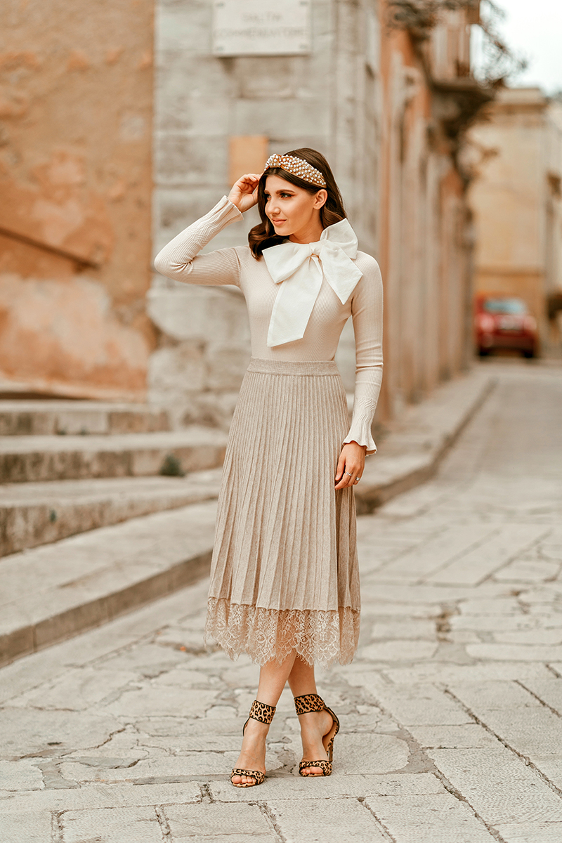 larisa costea, larisa style, larisa in italy, larisa in sicily, sicilia, sicily, ragusa, best location, best destination, travel, traveler, travel blogger, fashion blogger, streetstyle, ootd, outfit inspiration, fall outfit, autumn outfit, chicwish, special blouse, cream blouse, bow detail, organza bow, knit skirt, lace hem