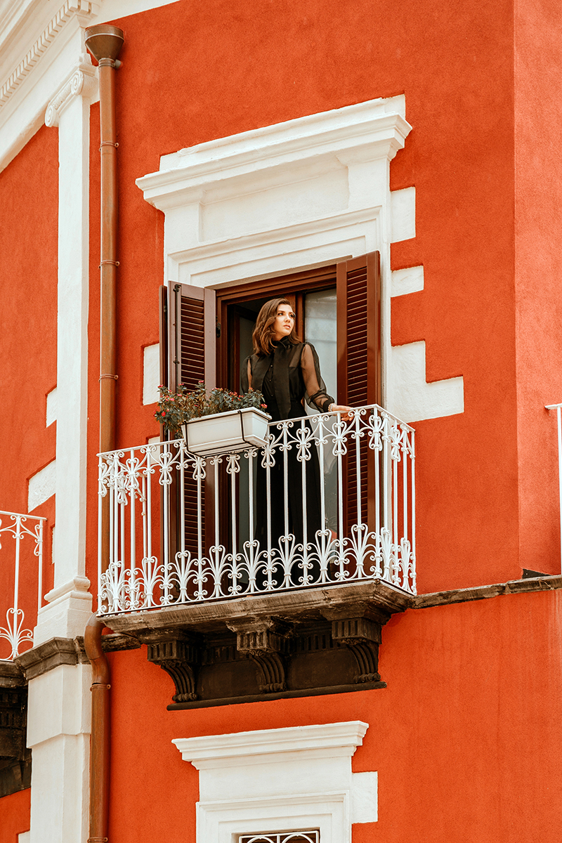 larisa costea, larisa style, larisa in italy, larisa in sicily, larisa costea blog, fashion blog, life style, travel blog, sicilia, bella italia, itria palace, best hotels, best location, best destination, ibla ragusa, ragusa, best city, best italian town, old building, lovely architecture, ootd, autumn outfit, fall outfit, outfit inspiration, black organza shirt, black shirt, la maison de confiance, quality fabrics, materiale de calitate, haine de calitate, designer roman, wide leg pants, pantaloni evazati, hair clips, sparkling hair clips, nye look, inspiration