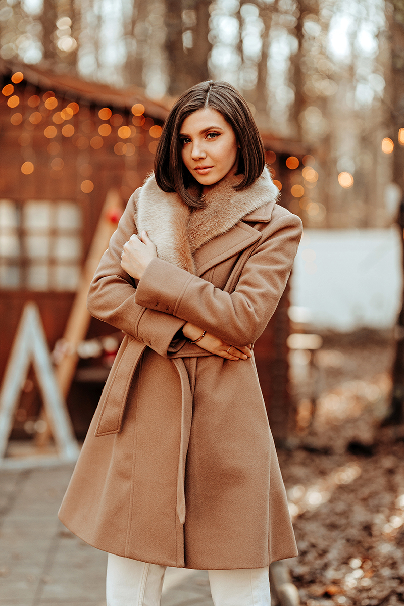 larisa costea, larisa costea blog, fashion blog, ootd, outfit inspiration, blossom floral design, padurea baneasa, lodge, wood lodge, camel and white, neutrals, camel coat, chicwish coat, faux fur collar, collar coat, fur collar coat, palton camel, palton beige, white pants, mom jeans, topshop, beige suede boots, kendall+kylie, kendall and kylie, shopbop, winter outfit, bob, straight hair bob