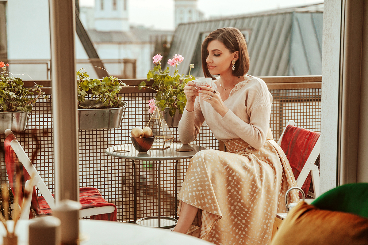 larisa costea, larisa costea blog, fashion blog, ootd, outfit inspiration, winter outfit, spring outfit, beige sweater, cicwish sweater, lace details sweater, nudes, all nude, all beige, neutrals, a line skirt, fusta clos, chicwish skirt, gold skirt, jacquard, midi skirt, lady like, lady look, outfit inspo, chic, chic look, elegant look, our terrace, winter terrace, plants, cozy, blankets, tea on the terrace, fashionista, pearl earrings