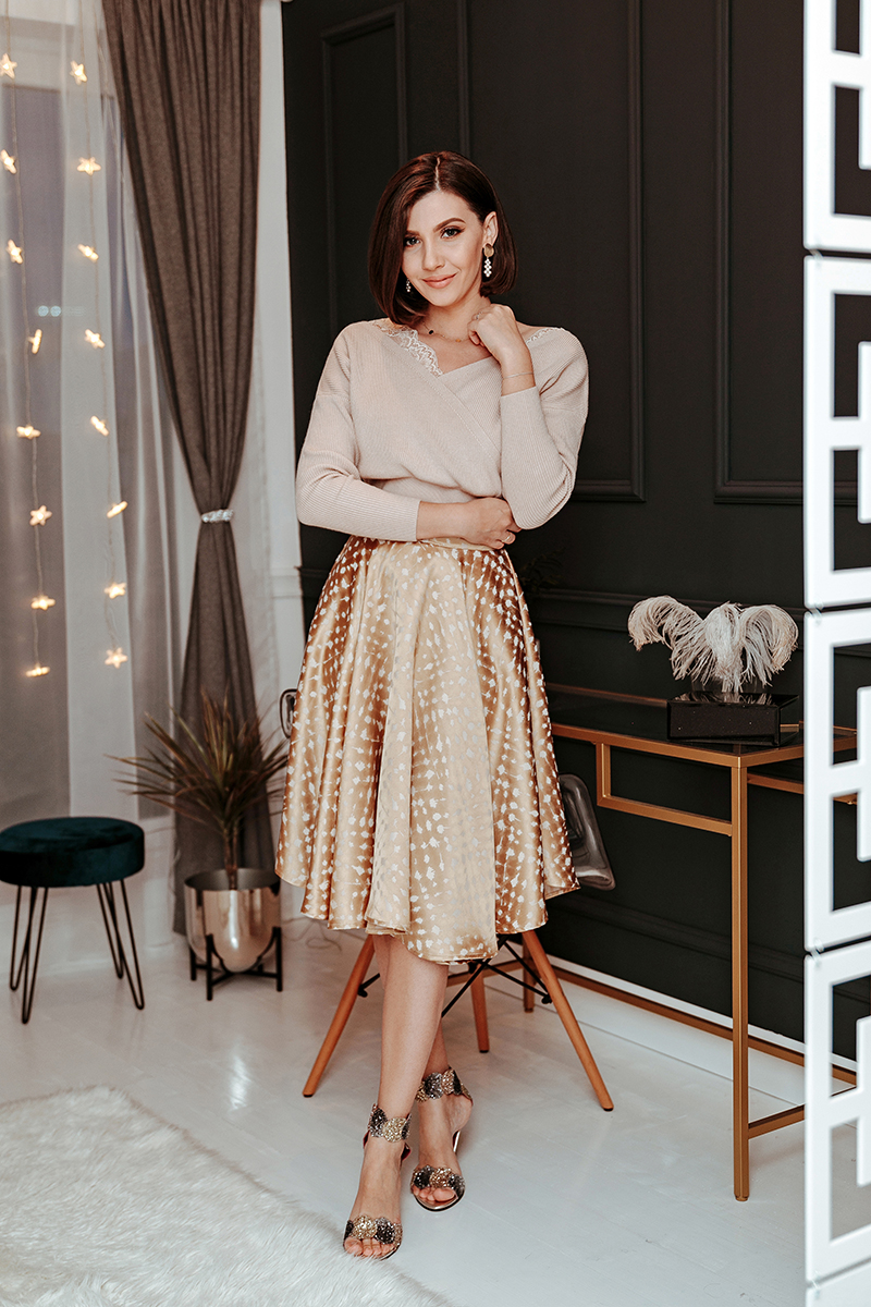 larisa costea, larisa costea blog, fashion blog, ootd, outfit inspiration, winter outfit, spring outfit, beige sweater, cicwish sweater, lace details sweater, nudes, all nude, all beige, neutrals, a line skirt, fusta clos, chicwish skirt, gold skirt, jacquard, midi skirt, lady like, lady look, outfit inspo, chic, chic look, elegant look, our terrace, winter terrace, plants, cozy, blankets, tea on the terrace, fashionista, pearl earrings