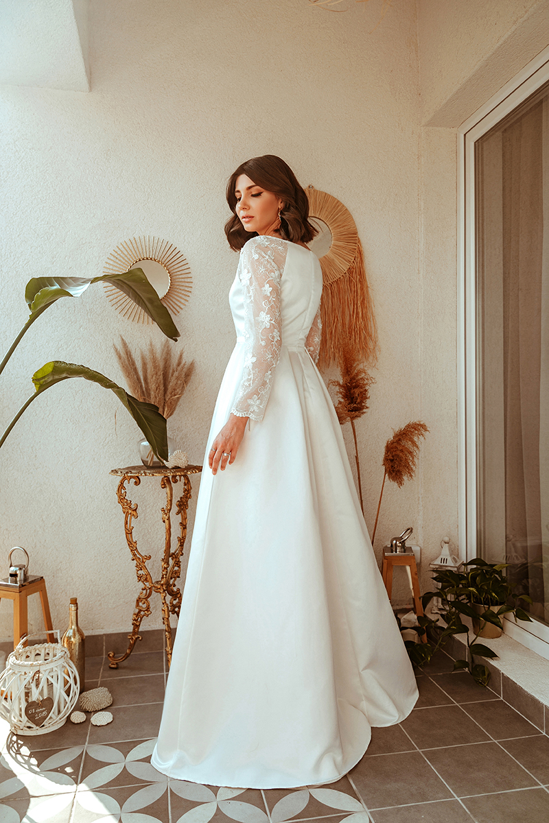 larisa costea, larisa costea blog, larisa style, larisa in ever pretty, ever pretty, ever pretty long dress, white long dress, wedding, bride dress, wedding dress, satin and lave sleeves, my terrace, boho terrace, boho balcony, strelitzia nicolai, flower of paradise, boho wedding, boho inspiration, bodo deco, elegant dress, wedding 2020, advice for brides for 2020, don't cancel your wedding, wedding plans, wedding inspiration