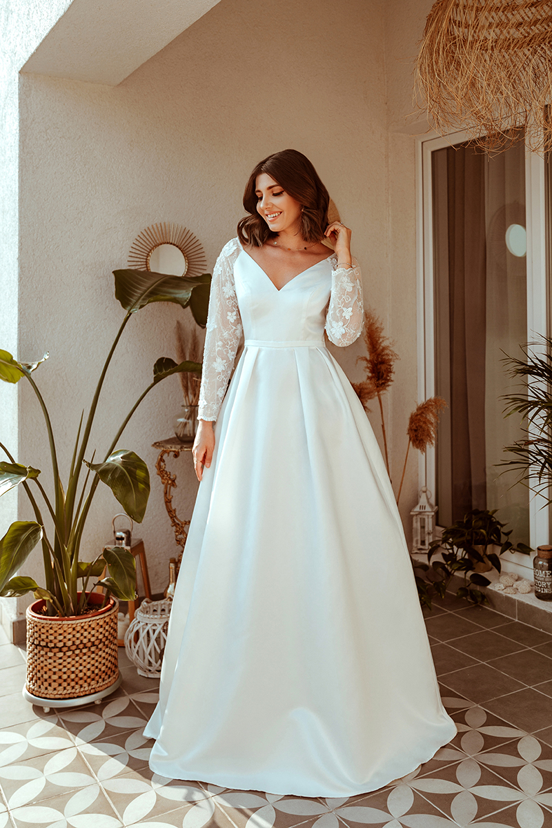 larisa costea, larisa costea blog, larisa style, larisa in ever pretty, ever pretty, ever pretty long dress, white long dress, wedding, bride dress, wedding dress, satin and lave sleeves, my terrace, boho terrace, boho balcony, strelitzia nicolai, flower of paradise, boho wedding, boho inspiration, bodo deco, elegant dress, wedding 2020, advice for brides for 2020, don't cancel your wedding, wedding plans, wedding inspiration