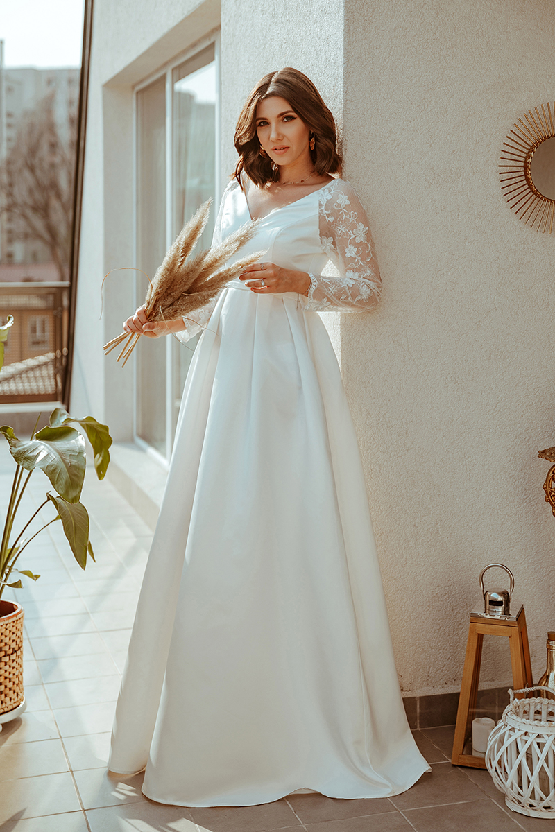 larisa costea, larisa costea blog, larisa style, larisa in ever pretty, ever pretty, ever pretty long dress, white long dress, wedding, bride dress, wedding dress, satin and lave sleeves, my terrace, boho terrace, boho balcony, strelitzia nicolai, flower of paradise, boho wedding, boho inspiration, bodo deco, elegant dress, wedding 2020, advice for brides for 2020, don't cancel your wedding, wedding plans, wedding inspiration